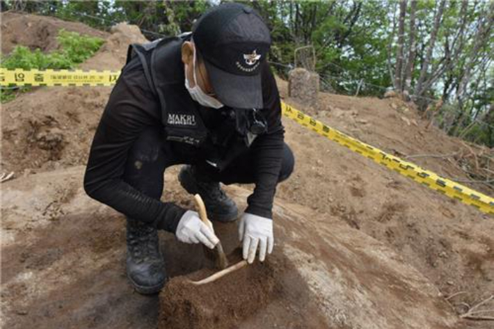 2018년 5월 국방부 유해발굴감식단 발굴병이 고 노관수 이등중사 유해를 발굴하는 모습. 국유단 제공