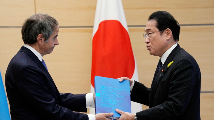 라파엘 그로시 국제원자력기구(IAEA) 사무총장(왼쪽)이 4일 일본 도쿄에서 기시다 후미오 총리를 만나 후쿠시마 제1원자력발전소 오염수의 해양 방류 계획에 관한 종합 보고서를 전달하고 있다. 연합뉴스