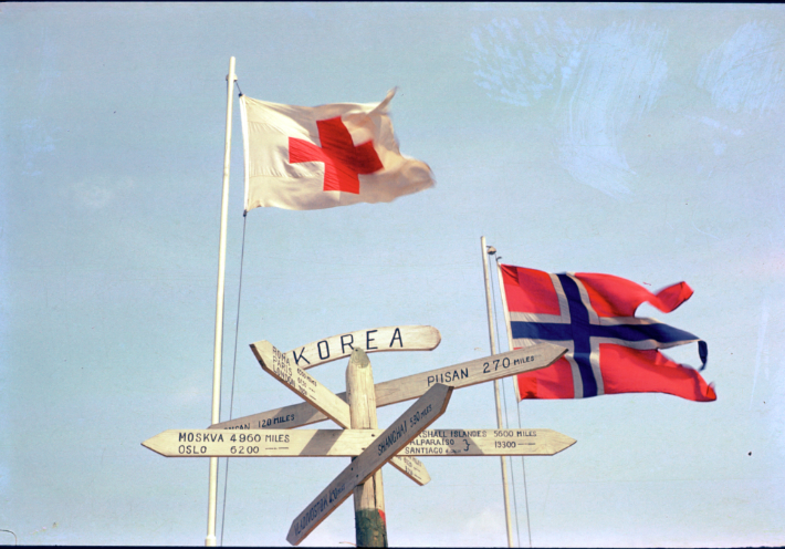 6.25 전쟁 당시 노르웨이 참전용사가 촬영한 노르웨이 이동외과병원 국기. 유엔평화기념관 제공
