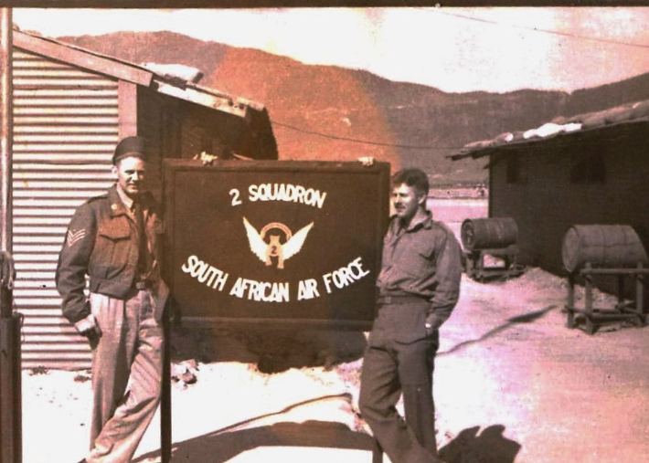 현 남아공한국전참전용사협회장 부친인 요하네스 로우 6.25 참전용사(왼쪽)가 당시 촬영한 사진. 유엔평화기념관 제공