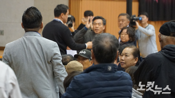 제주도민 의견 수렴 절차로 진행된 제주 제2공항 도민 경청회에서 찬반 단체간 고성이 오가고 있다. 고상현 기자