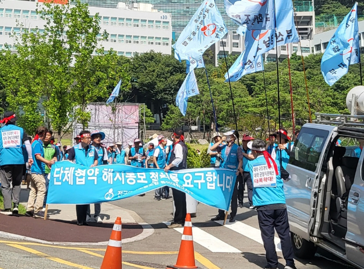 민주노청 전국대학노조 동아대지부가 6일 오후 부산 사하구 동아대학교 앞에서 총파업 출정식을 열었다. 연합뉴스 제공