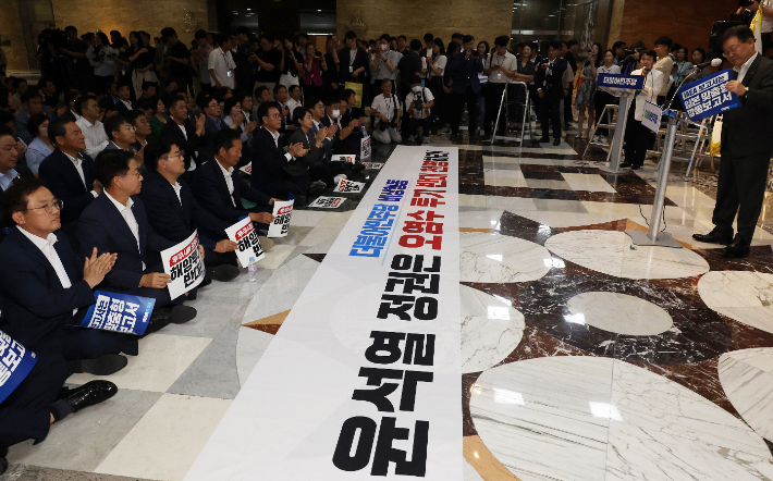 민주당 이재명 대표가 6일 국회 본회의장 앞에서 후쿠시마 원전 오염수 방류 반대 철야 농성 지지 발언 후 자리로 돌아가고 있다. 연합뉴스