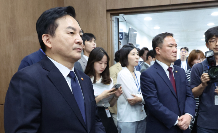 '서울~양평 고속도로에 대한 가짜뉴스' 관련당정협의회 브리핑 듣는 국토부 장차관 (출처: 연합뉴스)