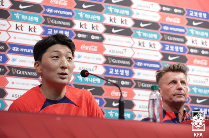 한국 여자 축구 대표팀의 최전방 공격수 박은선(왼쪽)과 콜린 벨 감독. 대한축구협회