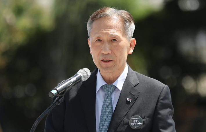 김관진 전 국방부장관이 5일 오후 경북 칠곡군 다부동 전적기념관에서 열린 '고 백선엽 대장 동상 제막식'에서 축사하고 있다. 연합뉴스
