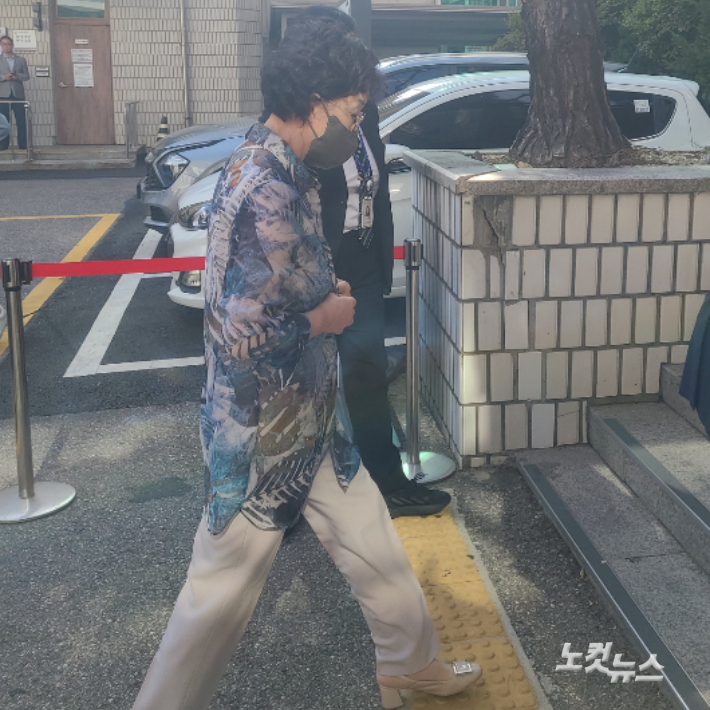 윤 대통령의 장모 최모(76)씨가 7일 오후 의정부지방법원에 도착해 재판에 출석하고 있다. 고무성 기자
