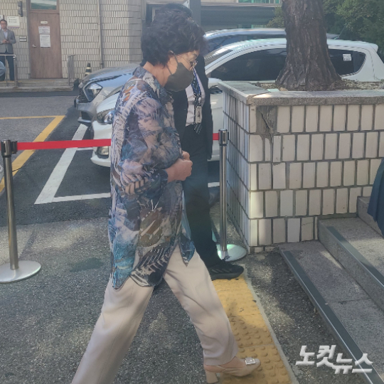 윤 대통령의 장모 최모(76)씨가 7일 오후 의정부지방법원에 도착해 재판에 출석하고 있다. 고무성 기자