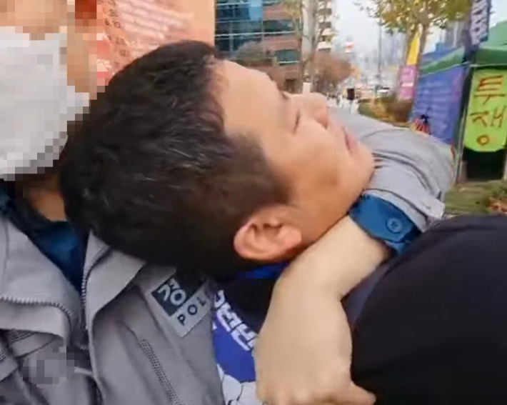 연행되는 금속노조 자동차판매연대 김선영 지회장. 금속노조 유튜브 캡처