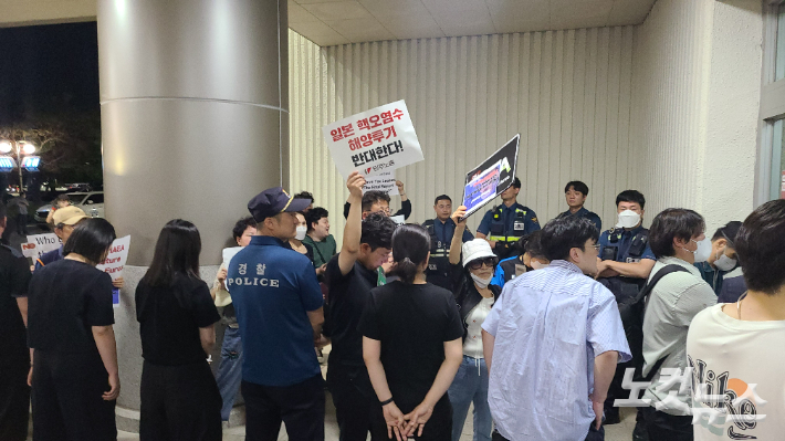 지난 7일 김포공항 국제선 귀빈실 출구에서 시위대들이 피켓시위를 하고 있다. 이정주 기자