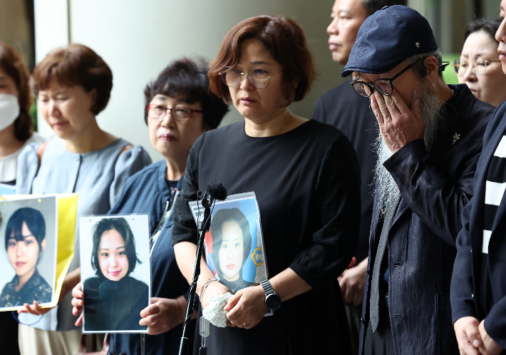 지난달 29일 오후 서초구 서울중앙지방법원에서 고(故) 이예람 공군 중사의 아버지 이주완 씨가 기자회견 중 눈물을 닦고 있다. 연합뉴스