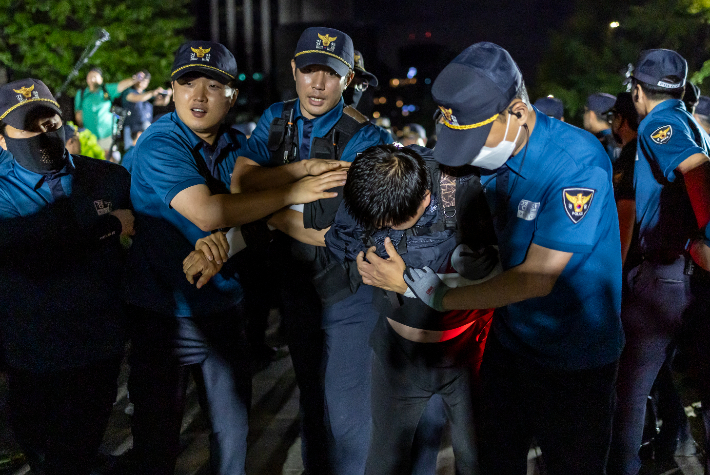 경찰이 서울 중구 파이낸스빌딩 앞 인도에서 8일 새벽까지 진행된 비정규직이제그만공동투쟁 노숙집회 참가자들을 강제해산 시키고 있다. 연합뉴스 