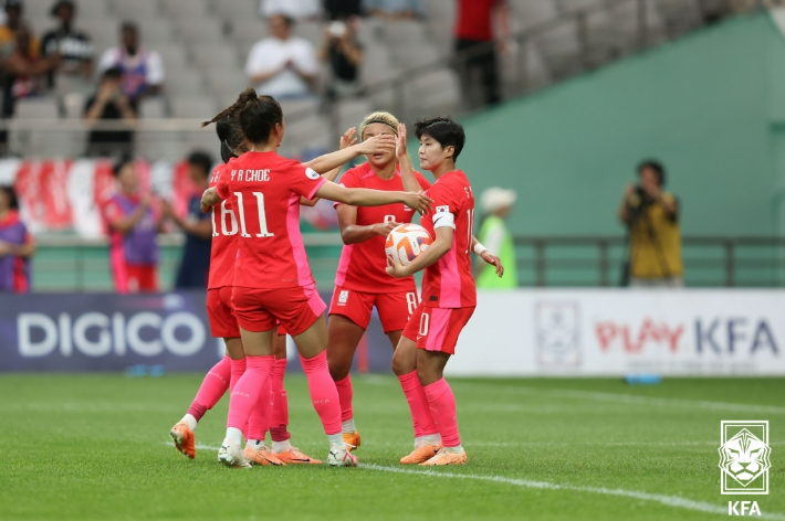 동점골을 터뜨린 지소연(오른쪽)과 기뻐하는 한국 여자 축구 대표팀 선수들. 대한축구협회