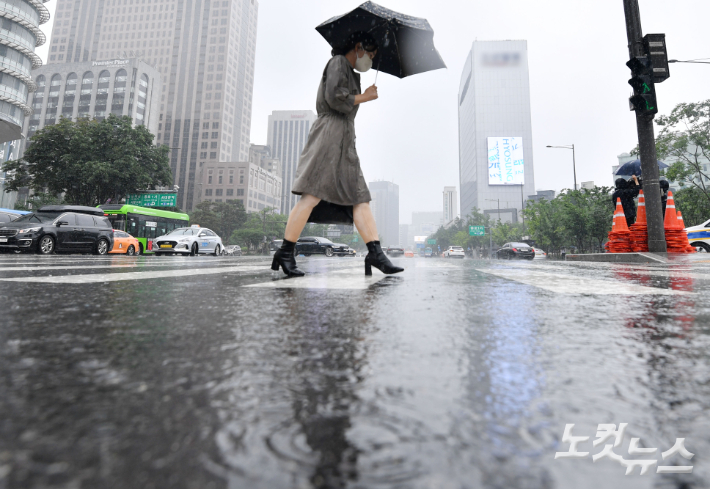 우산을 쓴 시민들이 발걸음을 재촉하고 있다. 류영주 기자