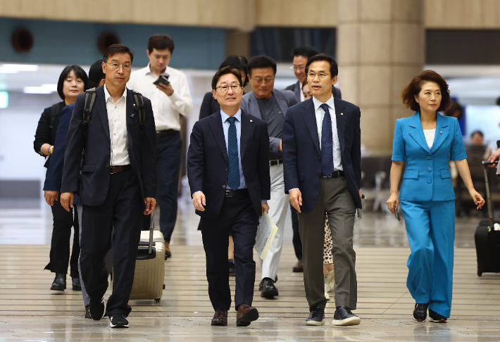 오염수 저지 위해 일본 방문하는 야당 국회의원들. 연합뉴스 