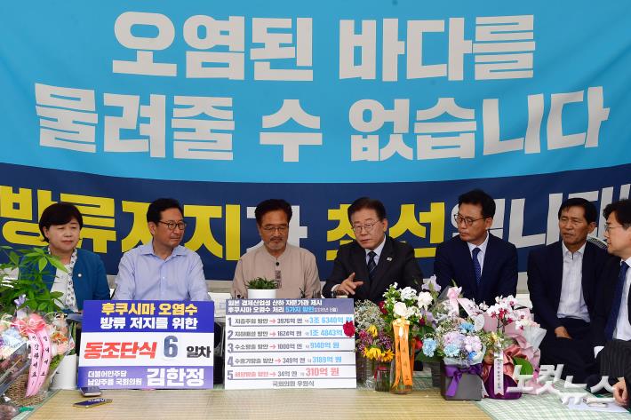 단식 농성중인 우원식-김한정 의원과 대화하는 이재명 대표