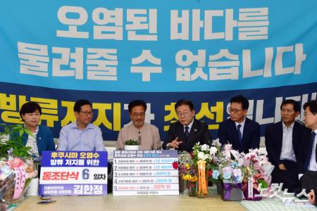 단식 농성중인 우원식-김한정 의원과 대화하는 이재명 대표