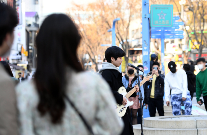 전국적인 '버스킹 명소'로 알려진 서울 홍대 걷고 싶은 거리 야외공연장에서 버스킹 공연이 열리고 있다. 황진환 기자