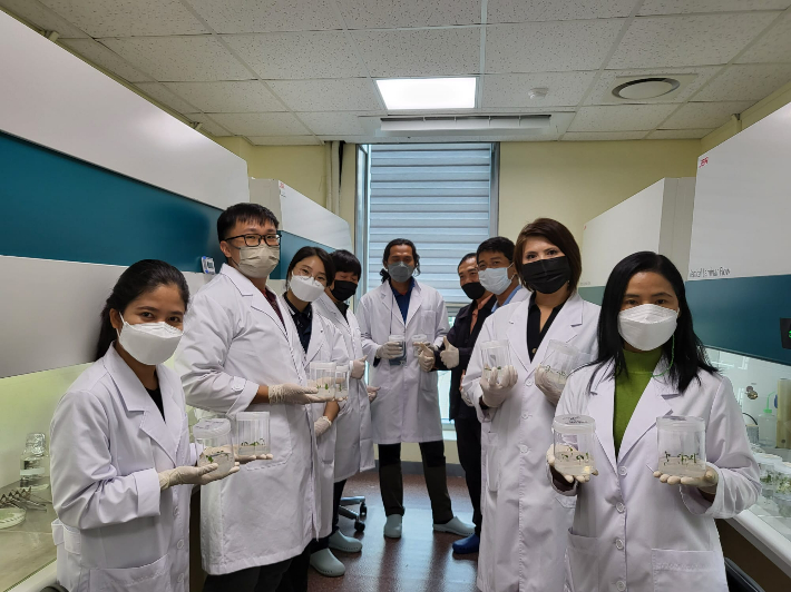 국립백두대간수목원이 AFoCO와 협력 운영한 국제 연수과정 `2022 STEP 프로그램` 참가자들이 기념촬영을 하는 모습. 한국수목원정원관리원 제공