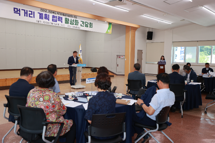 10일 진안군청에서 열린 전북도먹거리종합지원센터와 진안군 간담회에서 전춘성 진안군수가 인사말을 하고 있다. 진안군 제공