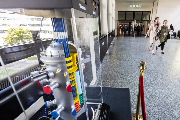 오스트리아 빈에 있는 빈 국제센터(VIC) 내 국제원자력기구(IAEA) 로비에 전시된 한국형 SMR(소형 모듈 원전) '스마트'의 모형. 연합뉴스