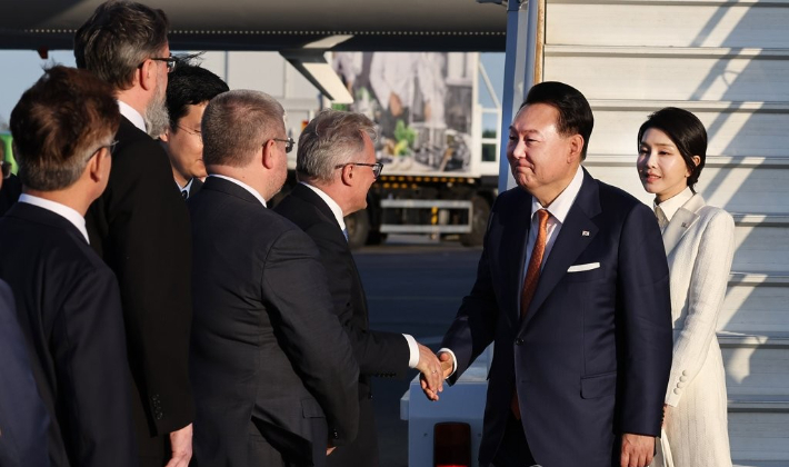 북대서양조약기구(NATO·나토) 정상회의에 참석하는 윤석열 대통령과 김건희 여사가 10일 오후(현지시간) 리투아니아 빌뉴스 국제공항에 도착해 영접객들과 악수하고 있다. 윤 대통령은 4박 6일간의 일정으로 리투아니아·폴란드를 순방한다. 연합뉴스