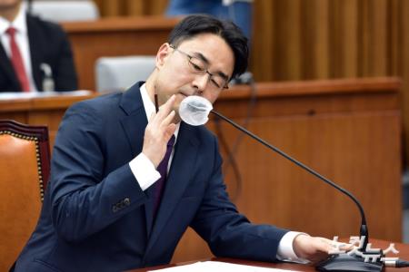 권영준 대법관 후보자가 11일 서울 여의도 국회에서 열린 인사청문회에서 마이크를 점검하고 있다.