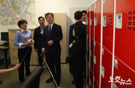 직원 휴게실 살펴보는 이재명 대표