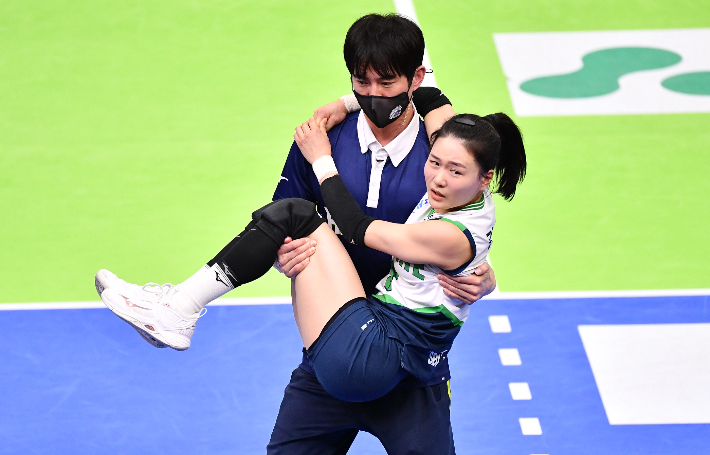 코치에 들려서 코트를 벗어나고 있는 김연견. 한국배구연맹