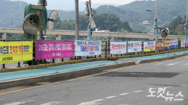 서울-양평 고속도로 추진 재개 범군민대책위원회가 출범한 10일 오후 경기 양평군청 앞에 사업 재개를 촉구하는 현수막이 걸려 있다. 양평=박종민 기자