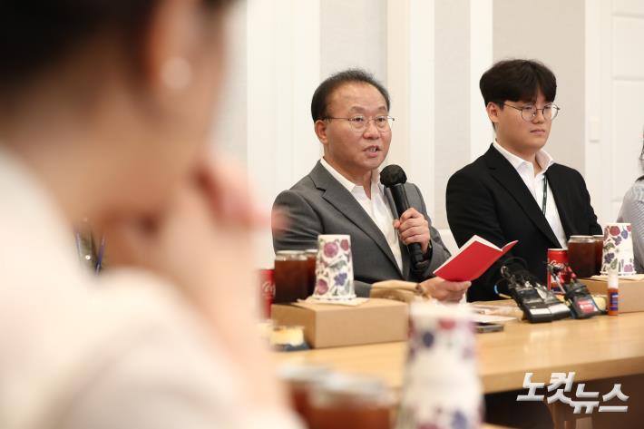 취재진의 질문에 답변하는 윤재옥 원내대표