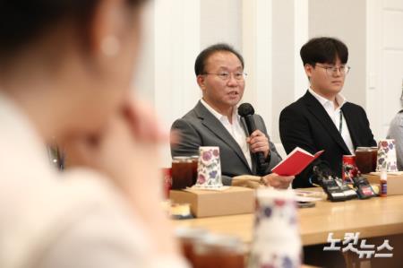 취재진의 질문에 답변하는 윤재옥 원내대표