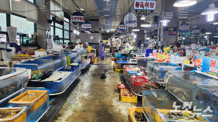 여수수산물특화시장은 여름철이면 갯장어 샤브샤브, 이른바 '하모 유비끼'를 찾는 손님들로 북적였지만 지금은 상인들만 한적한 시장을 지키고 있다. 최창민 기자.