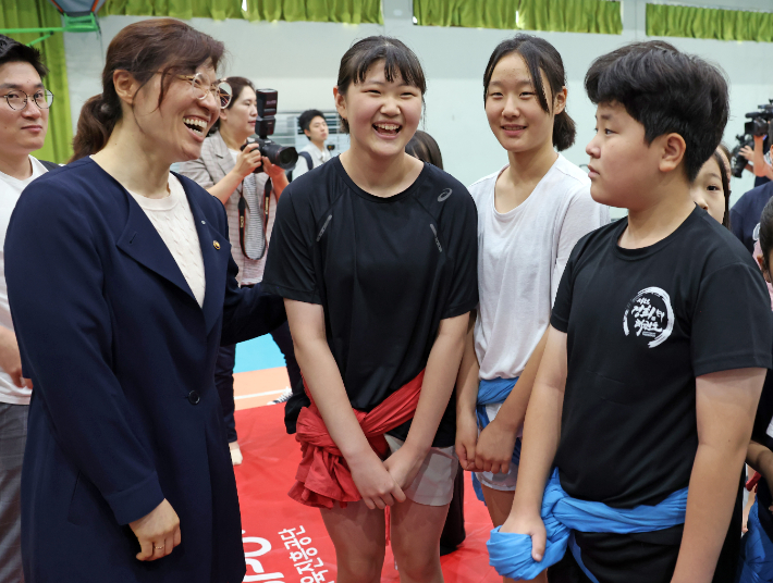 장미란 문화체육관광부 제2차관이 12일 경기도 수원 파장초등학교의 씨름수업에 참여, 학생들과 즐거운 시간을 보내고 있다. 문체부 제공