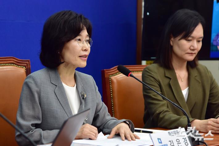 더불어민주당 김은경 혁신위원장이 12일 서울 여의도 국회에서 열린 기자간담회에서 발언을 하고 있다.