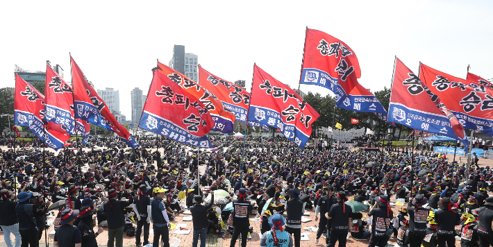 전국금속노동조합 울산지부 총파업 대회가 12일 울산 남구 삼산동 태화강역 광장에서 열렸다. 연합뉴스 제공