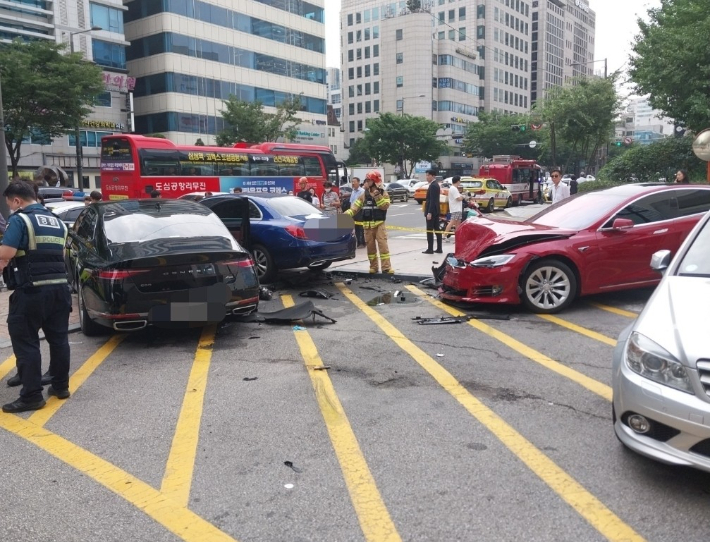 12일 오후 3시 58분쯤 서울 강남구 삼성동 현대백화점 무역센터점 주차장 인근에서 7중 추돌사고가 발생했다. 강남구청 제공