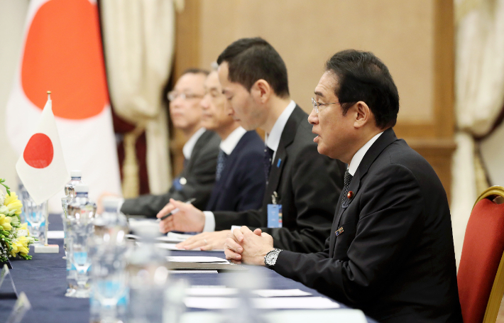 기시다 후미오 일본 총리가 12일 리투아니아 빌뉴스 한 호텔에서 열린 한일 정상회담에서 발언하고 있다. 연합뉴스