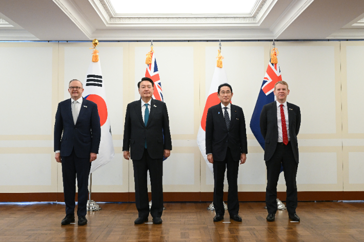 북대서양조약기구(NATO·나토) 정상회의에 참석한 윤석열 대통령(왼쪽 두번째)이 12일(현지시간) 빌뉴스 한 호텔에서 열린 한국·일본·호주·뉴질랜드 4개국(AP4) 정상회담에서 기시다 후미오 일본 총리(오른쪽 두번째), 앤서니 앨버니지 호주 총리(왼쪽), 크리스 힙킨스 뉴질랜드 총리와 기념 촬영을 하는 모습. 연합뉴스