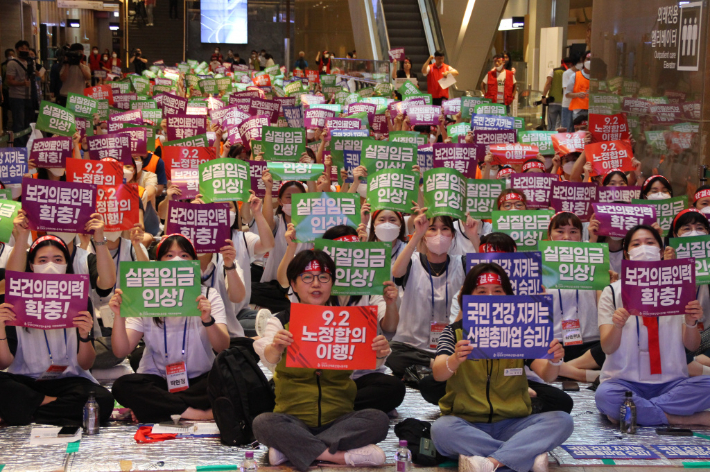  전국보건의료노동조합이 총파업을 하루 앞둔 12일 서울 강서구 이대서울병원에서 전야제를 진행하고 있다. 보건의료노조 제공 