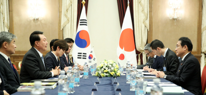 북대서양조약기구(NATO·나토) 정상회의 참석차 리투아니아를 방문 중인 윤석열 대통령이 지난 12일 빌뉴스 한 호텔에서 기시다 후미오 일본 총리와 회담을 하는 모습. 연합뉴스