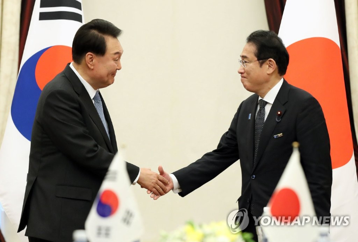 북대서양조약기구(NATO·나토) 정상회의 참석차 리투아니아를 방문 중인 윤석열 대통령과 기시다 후미오 일본 총리