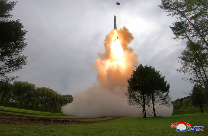 북한이 12일 김정은 국무위원장이 참석한 가운데 신형 고체연료 대륙간탄도미사일(ICBM) 화성-18형의 시험발사를 감행했다고 13일 조선중앙통신이 보도했다. 연합뉴스