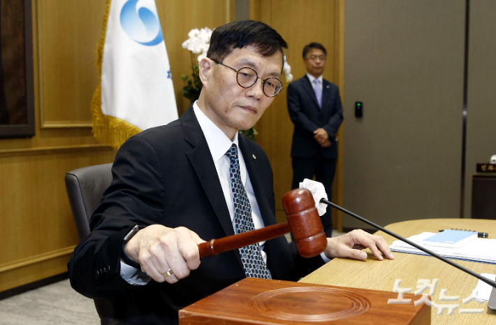 이창용 한국은행 총재가 13일 오전 서울 중구 한국은행에서 금융통화위원회 본회의를 주재하고 있다. 사진공동취재단