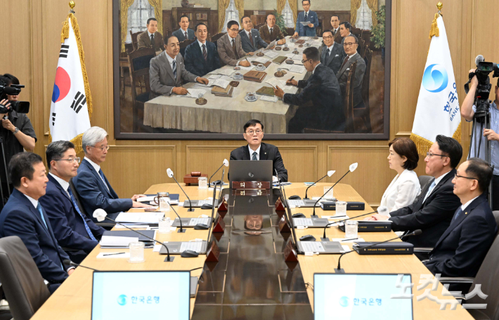 이창용 한국은행 총재가 13일 서울 중구 한국은행에서 열린 금융통화위원회를 주재하고 있다. 사진공동취재단