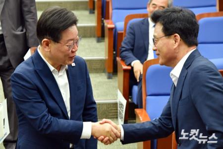 악수하는 이재명 대표-박광온 원내대표