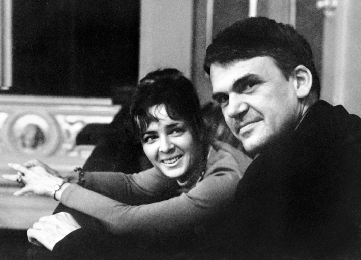 1973년 10월 체코 프라하에서 촬영한 밀란 쿤데라와 아내 베라의 모습. 연합뉴스 