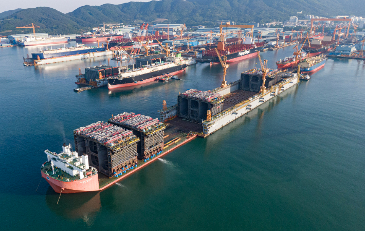 한화오션 거제사업장에서 제작한 블록을 자항선에 싣고 있다. 한화오션 제공