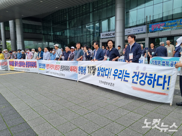 13일 부산 해운대구 벡스코 제2전시장 앞에서 기장군 주민들이 고리3·4호기 수명연장에 찬성하는 문구가 적힌 현수막을 들고 있다. 박진홍 기자