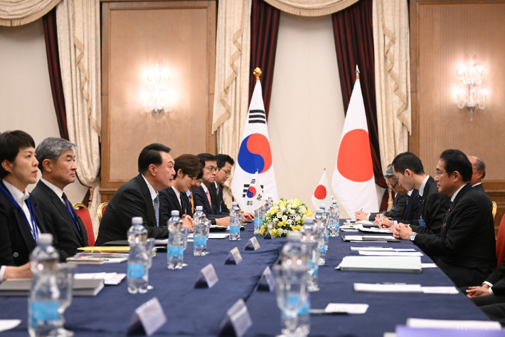 북대서양조약기구(NATO·나토) 정상회의 참석차 리투아니아를 방문 중인 윤석열 대통령이 12일(현지시간) 빌뉴스 한 호텔에서 열린 한일 정상회담에서 발언하고 있다. 연합뉴스